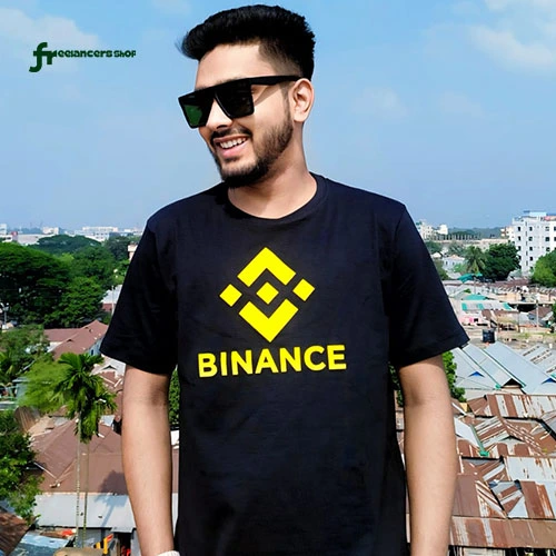 কালো টি-শার্ট যার সামনে হলুদ Binance লোগো মুদ্রিত।