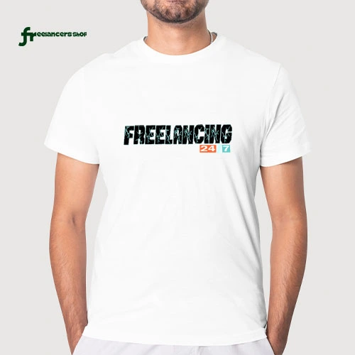 ফ্রিল্যান্সার এবং ডিজিটাল মার্কেটারদের জন্য "ফ্রিল্যান্সিং 24/7" টেক্সট ডিজাইন সহ সাদা সুতির টি-শার্ট