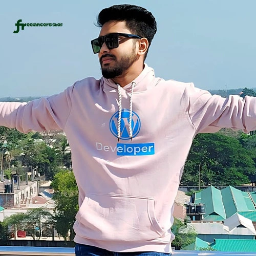হালকা গোলাপি রঙের ওয়ার্ডপ্রেস ডেভেলপার প্রিমিয়াম হুডি পরা একজন পুরুষ – ফ্রিল্যান্সার শপ