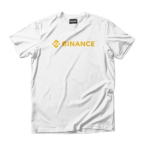 সাদা কটন টি-শার্ট যার বুকে হলুদ রঙের Binance লোগো প্রিন্ট করা আছে – ক্রিপ্টোকারেন্সি ও ব্লকচেইন ফ্যানদের জন্য ডিজাইন করা টি-শার্ট।