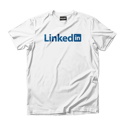 বুকে নীল লিঙ্কডইন লোগো মুদ্রিত সাদা টি-শার্ট।