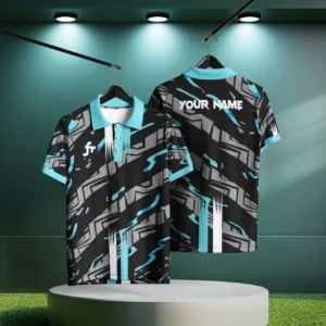 কালো, সায়ান ও ধূসর অ্যাবস্ট্রাক্ট ডিজাইনের কাস্টম নাম প্রিন্ট করা পোলো জার্সি, সামনে ও পেছনের দিক প্রদর্শিত হ্যাঙ্গারে ঝুলানো অবস্থায়।