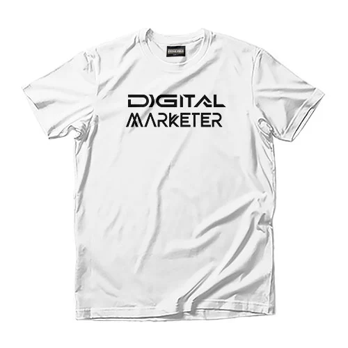 সাদা রঙের কটন টি-শার্ট, যার বুকে কালো রঙে “DIGITAL MARKETER” লেখা রয়েছে – অনলাইন মার্কেটিং প্রফেশনালদের জন্য পারফেক্ট টি-শার্ট।